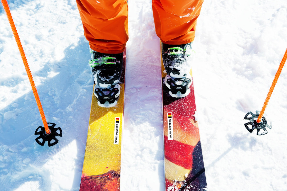 Witte naamstickers met Belgische vlag op de bovenkant van twee ski's